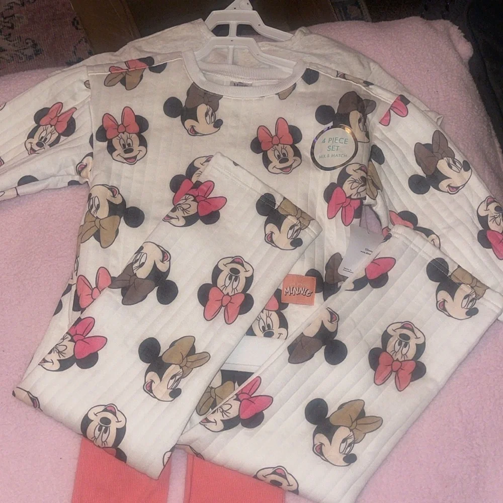 4 piece Minnie Mouse set
